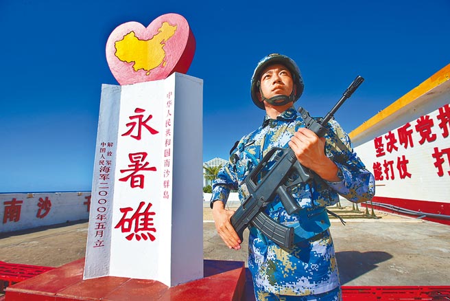 南沙永暑礁海軍官兵守護藍色國門。（新華社）