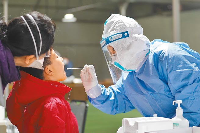 大陆重庆大学医学院智慧检验与分子医学中心与四川凯瑞华创生技公司合作，最近共同发表一款可随身携带、10分钟鉴别新冠病毒的检测试剂盒，号称「国际首创」。图为北京大兴启动第二轮大规模核酸检测。（新华社）