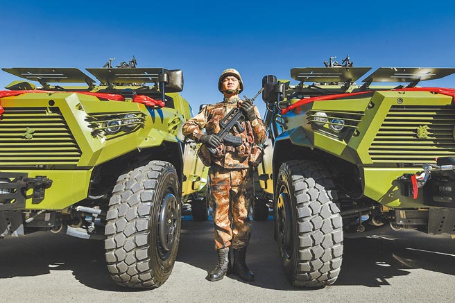 中印2021年边境又爆流血衝突，25日晚间，中国国防部发布中印第九轮军长级会谈联合新闻稿，表示双方同意尽早推动一线部队脱离接触，共同努力推动降温缓局。图为解放军西藏军区某营举行授装、接装仪式。（中新社）