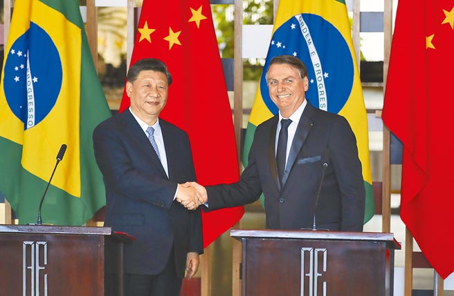 极右派巴西总统波索纳洛因中国提供疫苗，从反中转为感谢中国。图为他与中国国家主席习近平（左）先前的会谈合影。（中新社）