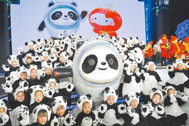 北京冬季奧運會將於明年2月4日舉行。圖為冬奧會吉祥物「冰墩墩」。（新華社）