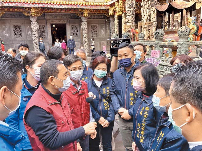 新北市长侯友宜还到三峡清水祖师庙参拜，感谢辖内各宫庙配合市府防疫，取消、延期春节大型活动。（记者蔡雯如摄）