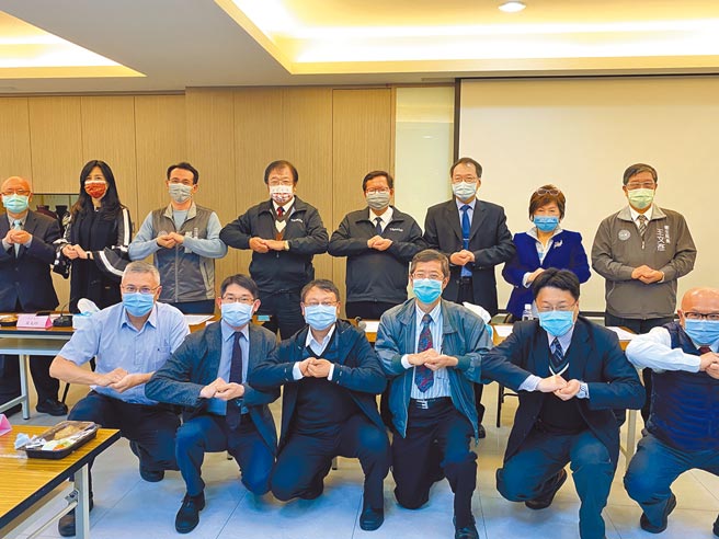 桃园市长郑文灿26日宣布凡是医事人员因医疗照顾染疫确诊发10万元、居家隔离发3万元慰问补偿金。（蔡依珍摄）