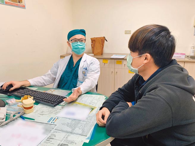 光田综合医院骨科医师严可伦（左）诊断发现少年因骨折併发脂肪脑栓塞（图非当事者） 。（陈淑娥摄）