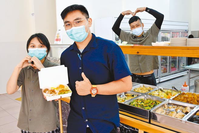 26日小太阳爱心餐厅正式营业，以铜板价国民美食吸引客人上门，并规画将80％盈利投入弱势学童关怀，把爱持续扩大。（吕妍庭摄）