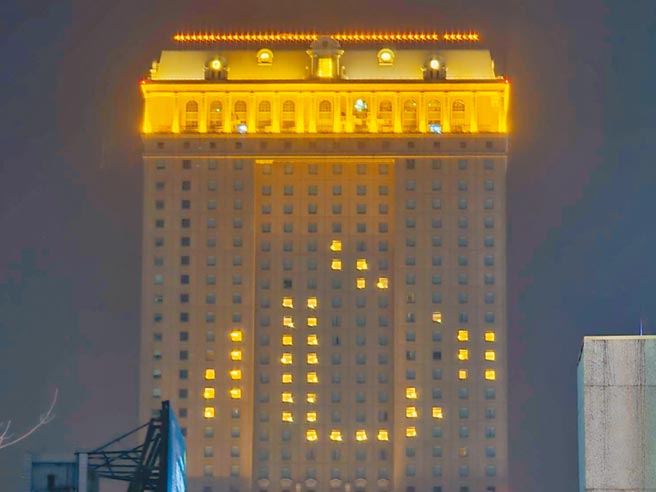 高雄汉来饭店在外墙点灯排「心」字，呼吁国人一心抗疫，也为医护人员打气。（汉来饭店提供／柯宗纬高雄传真）