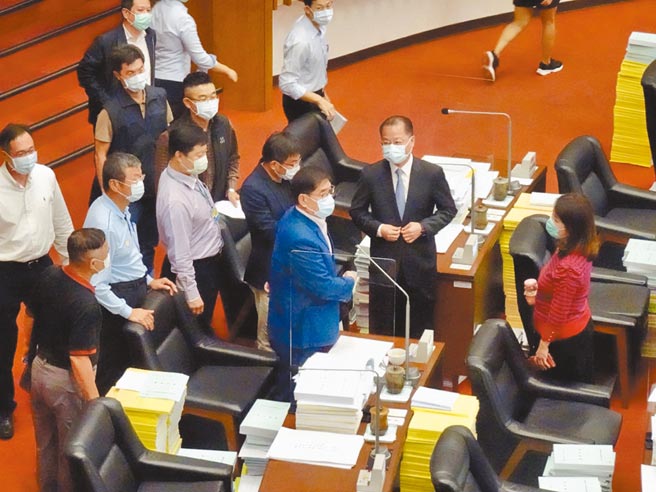 高雄市议会26日下午审查警政预算，议员刘德林（中）要求清点人数，警察局长黄明昭（右二）赶紧上前沟通。（林宏聪摄）