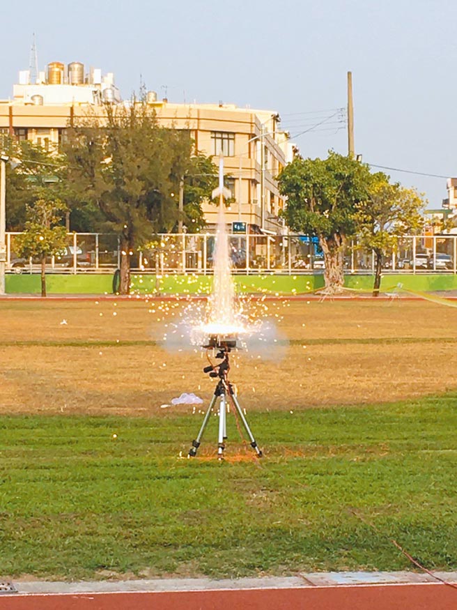 今年「成大论箭」26日在东港高中登场，72组实验火箭升空。（谢佳潾摄）