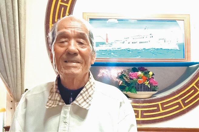 海上交通船是澎湖经济运输的命脉，西屿乡内埯村88岁郭清周一生以海为家，见证着澎湖交通船航海史，名副其实「澎湖湾老船长」。（陈可文摄）