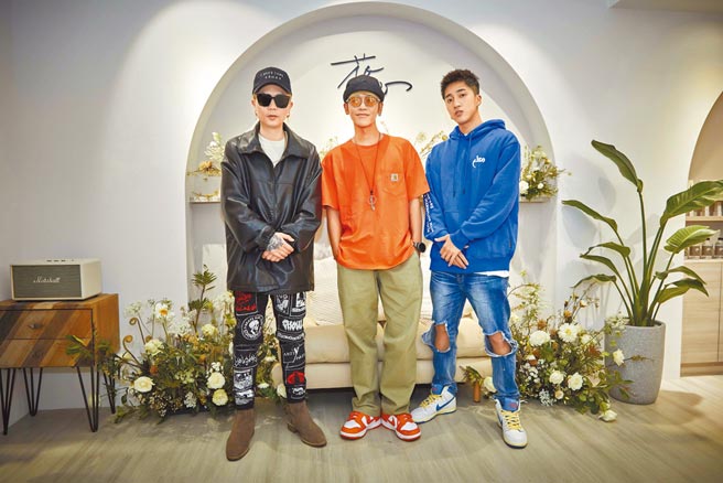鼓鼓（中）、萧秉治（左）和娄峻硕昨出席化妆师好友工作室开幕。（花心工作室提供）