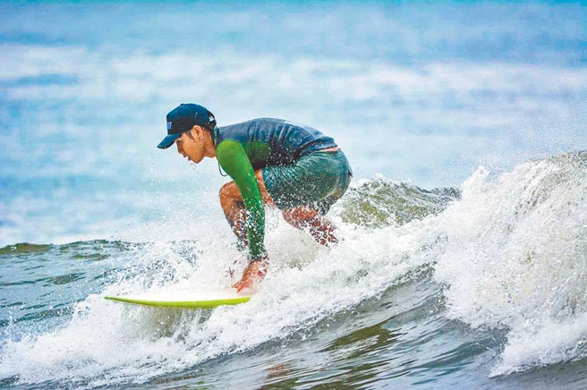 鼓鼓热爱衝浪，运动细胞相当好。（摘自脸书）