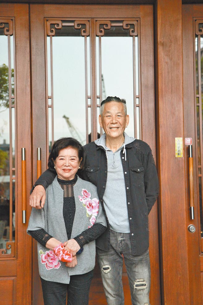 影后陈淑芳（左）、视帝龙劭华昨连袂出席《姊姊向前衝》新戏记者会。（大爱电视台提供）