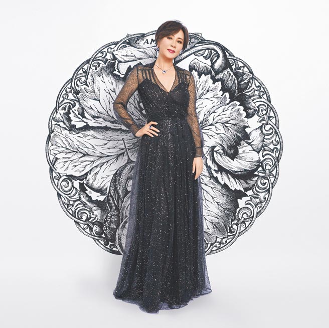 艺人刘嘉玲身着Dior高级订制服，演绎本季Dior的魔幻美学。（Dior提供）