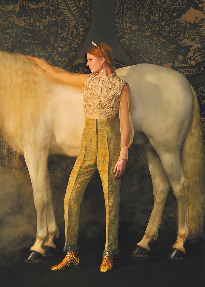 半浮雕镂空马甲背心与背景带来的迷离感，本季的Dior高订充满神秘色彩。（Dior提供）