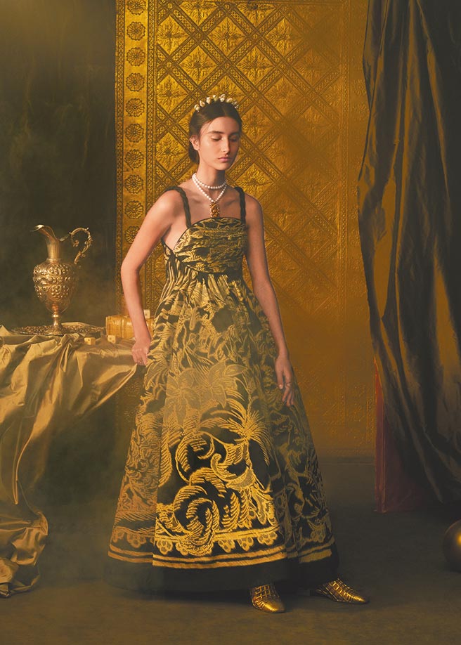 由Pietro Ruffo所设计的印花图样，给人一种神秘哲学感。（Dior提供）