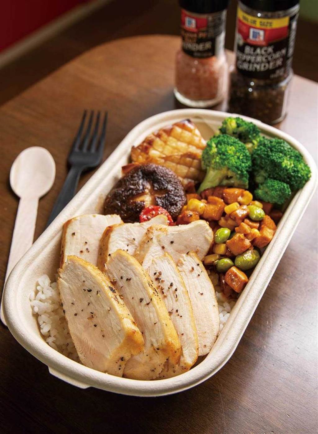 「舒服白嫩雞胸肉」是專門為健身人士設計的餐盒，熱量低、超健康。（160元）（圖／焦正德攝）