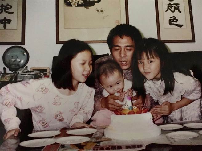 邵雨薇(右一)的高挺鼻子是像到爸爸。（圖／翻攝自邵雨薇臉書）