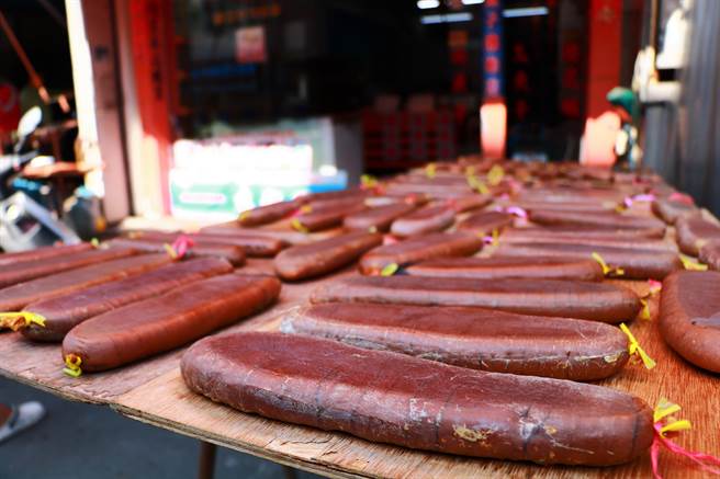 过年送礼旺季到，东港三宝之一的「油鱼子」又出现供不应求的状况，但业者苦嘆情况不同，疫情打乱市场，只能忍痛推掉订单年收少赚近50万。（谢佳潾摄）