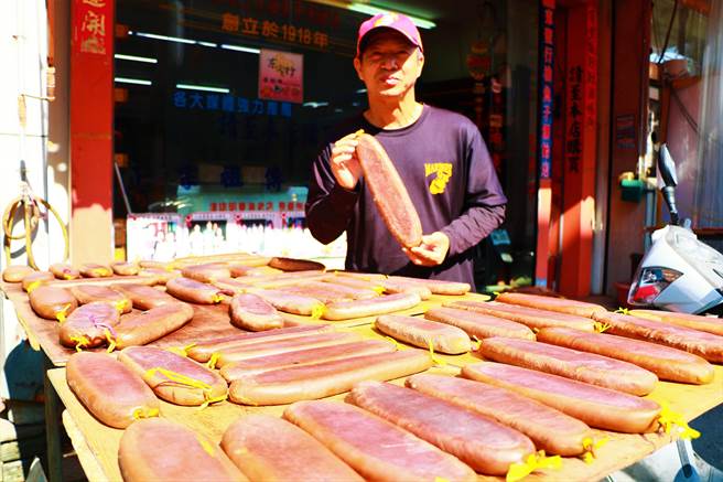过年送礼旺季到，东港三宝之一的「油鱼子」又出现供不应求的状况，但业者苦嘆情况不同，疫情打乱市场，只能忍痛推掉订单年收少赚近50万。（谢佳潾摄）