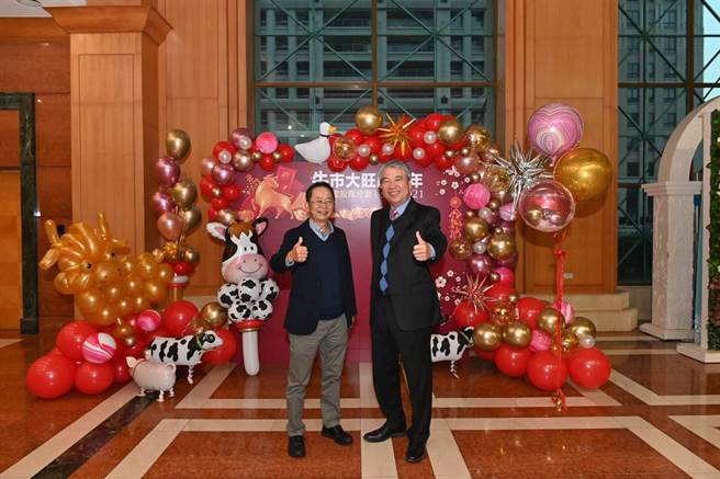 新业建设名誉董事长穆椿松（右）与董事长卓胜隆27日秉持着取之于社会，回馈于社会的理念，带动团队行善。（卢金足摄）