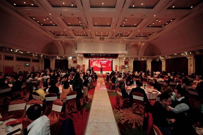 新业建设27日举行尾牙时，要求入场需带「口罩」进场，入桌扫QR 「实名制」，全面防疫 。（卢金足摄）