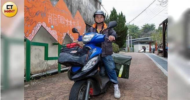 921大地震后，时任村长的廖振益不忍村里独居老人无依无靠，遂开始送爱心餐，20多年来已经送出200多万个。（图／宋岱融摄）