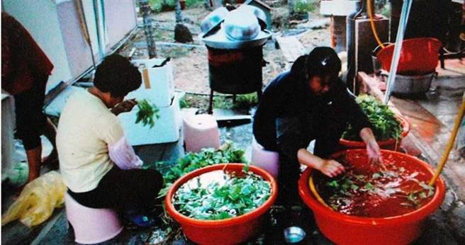 921地震后人口外流加剧，造成中寮乡龙安村整个村庄都是独居老人，时任村长的廖振益召集村里婆妈开始供给爱心餐。（图／读者提供）