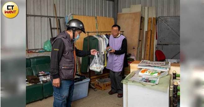 一名曾是五金业的大老板吴先生，他生意失败后，寄居在地震后的组合屋内，靠爱心餐维生。（图／宋岱融摄）