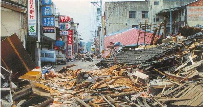 当时921大地震时，中寮乡龙安村距离震央只有6公里，全村有8成以上房屋倒塌，道路支离破碎。（图／读者提供）