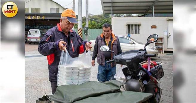 不只「内裤村长」廖振益热心付出，协会的送餐志工大多每月仅领取8千至1万的补贴，每天至少外送4趟，每趟动辄50~60公里。（图／宋岱融摄）