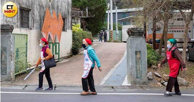 在廖振益的号召下，村里眾多婆妈都投入送爱心餐的工作，送餐服务甚至扩大到中寮乡18个村落，最多的时候一餐要送出400多个便当。（图／宋岱融摄）