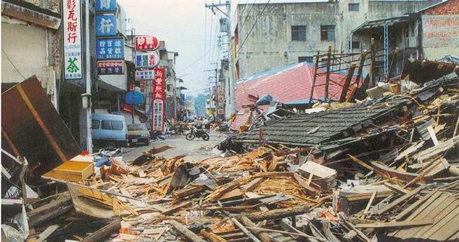 当时921大地震时，中寮乡龙安村距离震央只有6公里，全村有8成以上房屋倒塌，道路支离破碎。（图／读者提供）