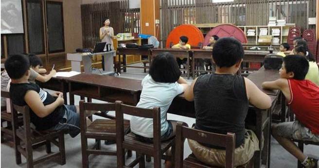 中寮乡的龙眼林协会在总干事廖振益催生下，还增加儿少课辅，让村民能够安心外出工作。（图／读者提供）