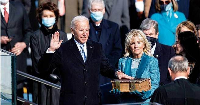 美国总统拜登上任后，第一要务就是解决疫情爆炸导致的经济困境，美国復甦力道将牵动美元与新台币匯率走势。（图／新华社）