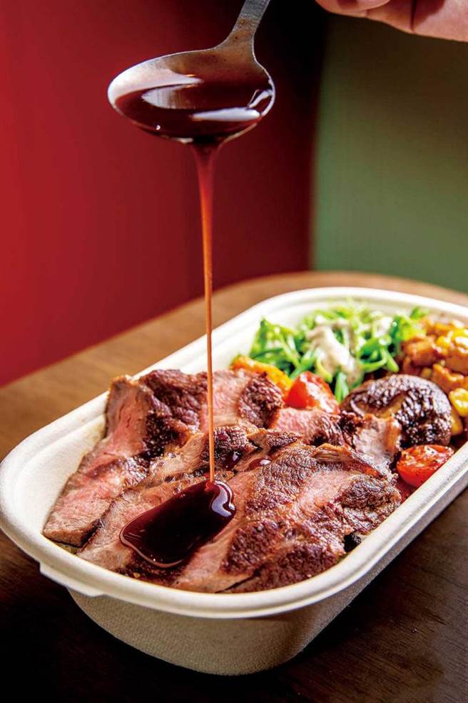 「雞腿排佐松露醬」的牛肉豐厚肉味，與紅酒醬的馥郁酒香是絕妙搭配。（180元）（圖／焦正德攝）