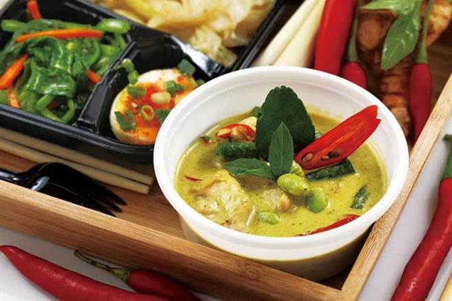 「绿咖哩鸡」用的是去骨鸡腿肉，与绿咖哩共煮，温醇辛香。（120元）（图／于鲁光摄）