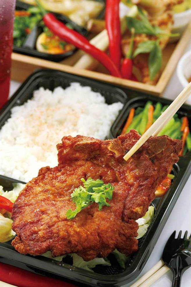 「泰式排骨」的排骨经过香茅、南姜等香料腌渍入味，滋味更丰富。（120元）（图／于鲁光摄）