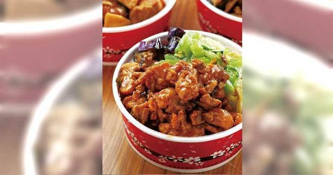 「梅汁二弄雞」紫蘇梅的酸甜浸透雞丁，令人胃口大開。（100元）（圖／于魯光攝）