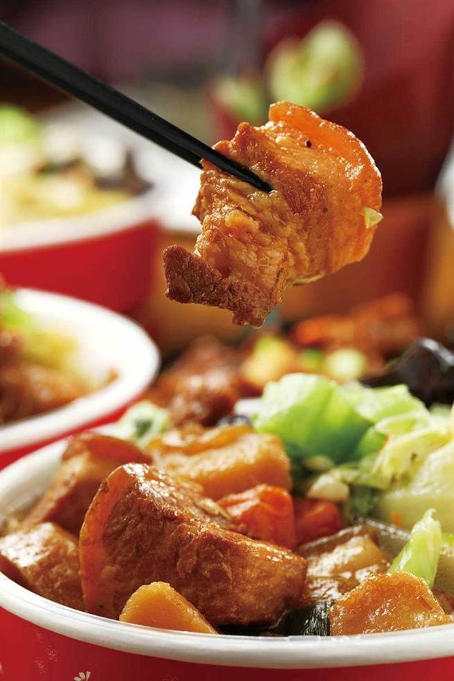 「馬鈴薯燉肉」雖然是中式滷法，卻加入月桂葉、奧勒岡等義大利香料，增添特殊香氣。（100元）