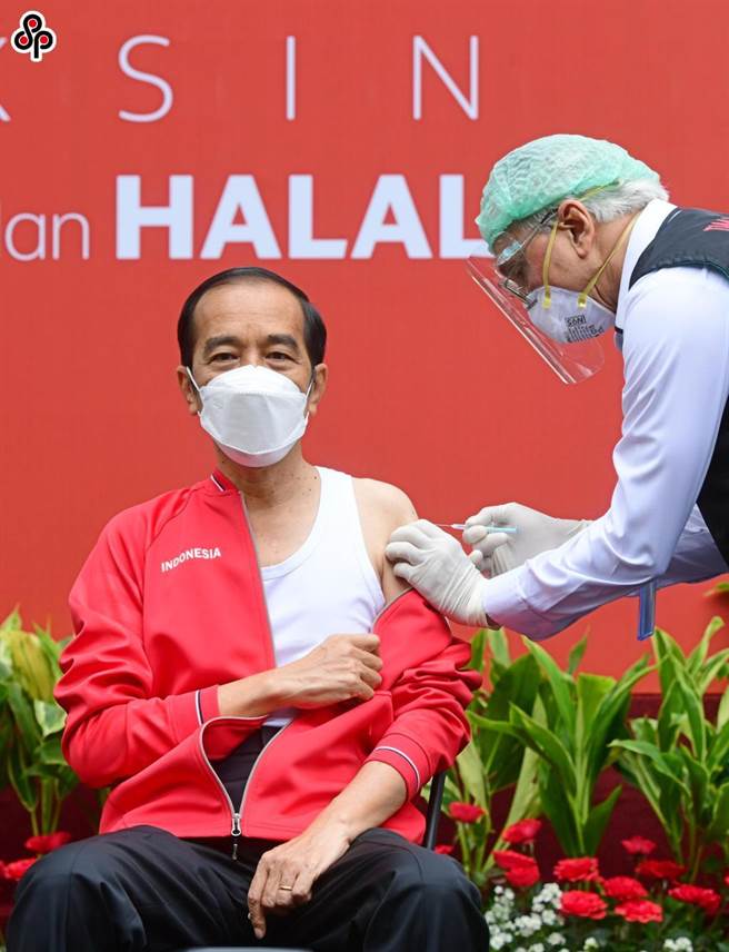 陆学者质疑谁在藉疫苗对拉美趁火打劫。图为1月27日印尼总统佐科接种第二剂中国新冠疫苗。（印尼总统府供图）（新华社）