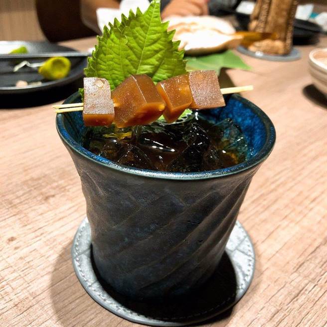 ▲静冈，樱桃小娃子的爷爷友藏俳句里的茶之道：兰姆酒/ 黑巧克力酒/ 焙茶，用日本最着名的查到去体验微醺的感觉，喝调酒也能体悟出禅道！用焙茶清香加上QQ的蕨饼，丰富了口感以及味觉体验。（图／BEEMEN蜂报提供）