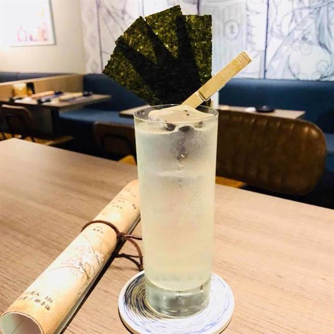 ▲佐贺，孤独的海苔君：梅酒/海盐/通寧水。改良版的Gintonic，喜欢Gintonic味道与口感的人，绝对要点来试试，配上海苔超级可爱又新奇，喝腻经典款的新选择！（图／BEEMEN蜂报提供）