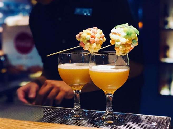 ▲青森，美梦睡魔的苹果装置艺术：白兰地/苹果茶/棉花糖。「睡魔祭下班后，来一杯鲜榨的苹果汁，若是搭上一点酒精微醺感，就能化身异想天开的奇幻艺术家。」甜甜的口感配上苹果清香，甜味中带着一丝清新脱俗的味道。（图／BEEMEN蜂报提供）