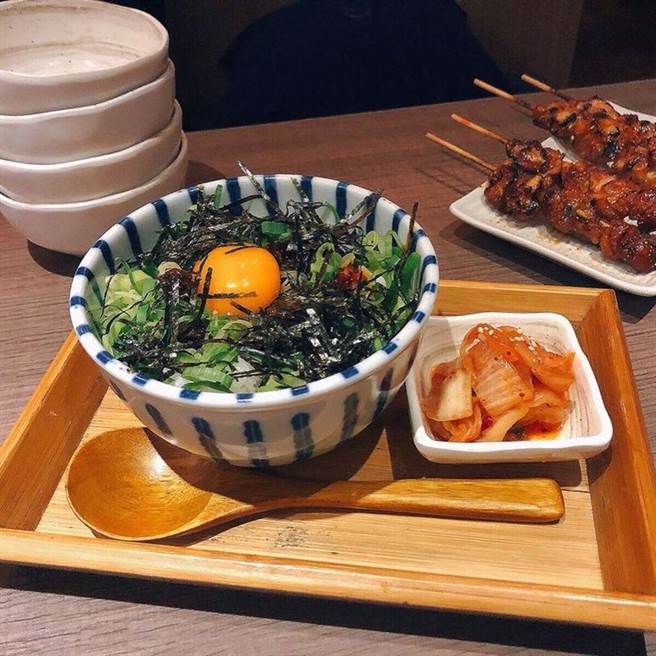 ▲月见牛油拌饭，米饭煮的恰当好处，牛油的咸香搭配上蛋黄的饱满多汁感，算是强强结合，在口中不断窜出美妙的层次感之外，配上点缀的海苔与青葱花吃完却也不会腻口，店内超推餐点！（图／BEEMEN蜂报提供）