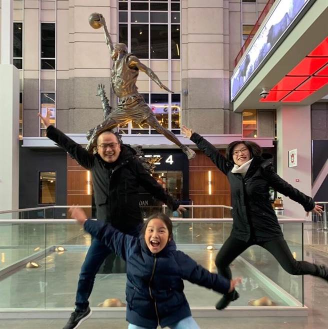 罗智强经常在脸书分享与家人的互动。图为罗智强与老婆、女儿。（图／摘自罗智强脸书）