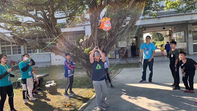 学生分组制作南美洲节庆玩具piñata。(德光中学提供／曹婷婷台南传真)