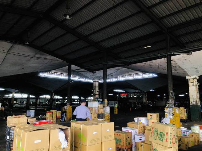 台北第一果菜市场遭踢爆摊商未戴口罩 市场处要求全员「戴好戴满」 违者最高罚1万5千元。（吴康玮摄）