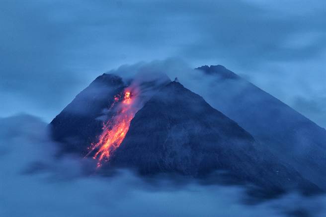 印尼梅拉比火山噴發 巨大灰雲直竄天際。(圖/路透)