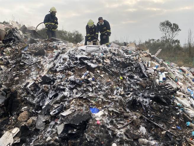 火勢在1小時內順利撲滅，估計燃燒面積約200平方公尺，起火原因繼續調查中。（金門縣消防局提供）