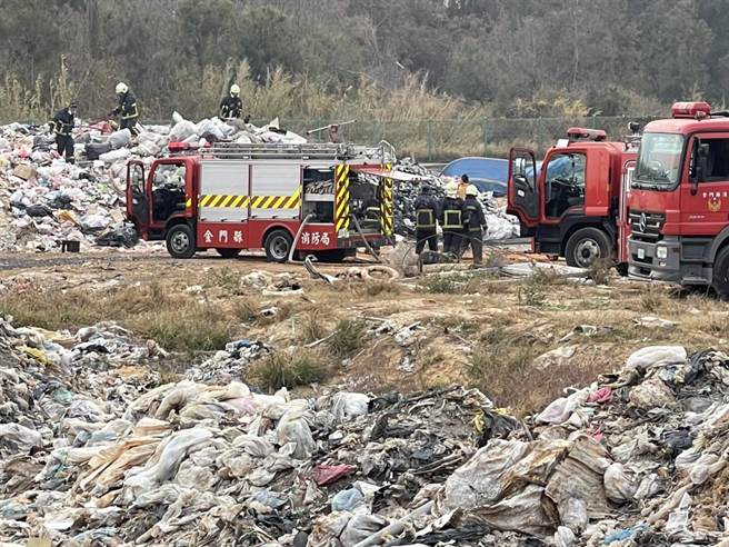 金門新塘垃圾場今天清晨起火悶燒，金湖消防分隊出動大批人車趕往灌救。（金門縣消防局提供）